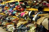 Corridoio tra gli scaffali delle pelli presso METAFORA