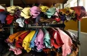 Pelli gialle e verdi esposte presso METAFORA