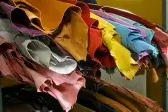 Pelli gialle e verdi esposte presso METAFORA