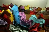 Corridoio tra gli scaffali delle pelli presso METAFORA